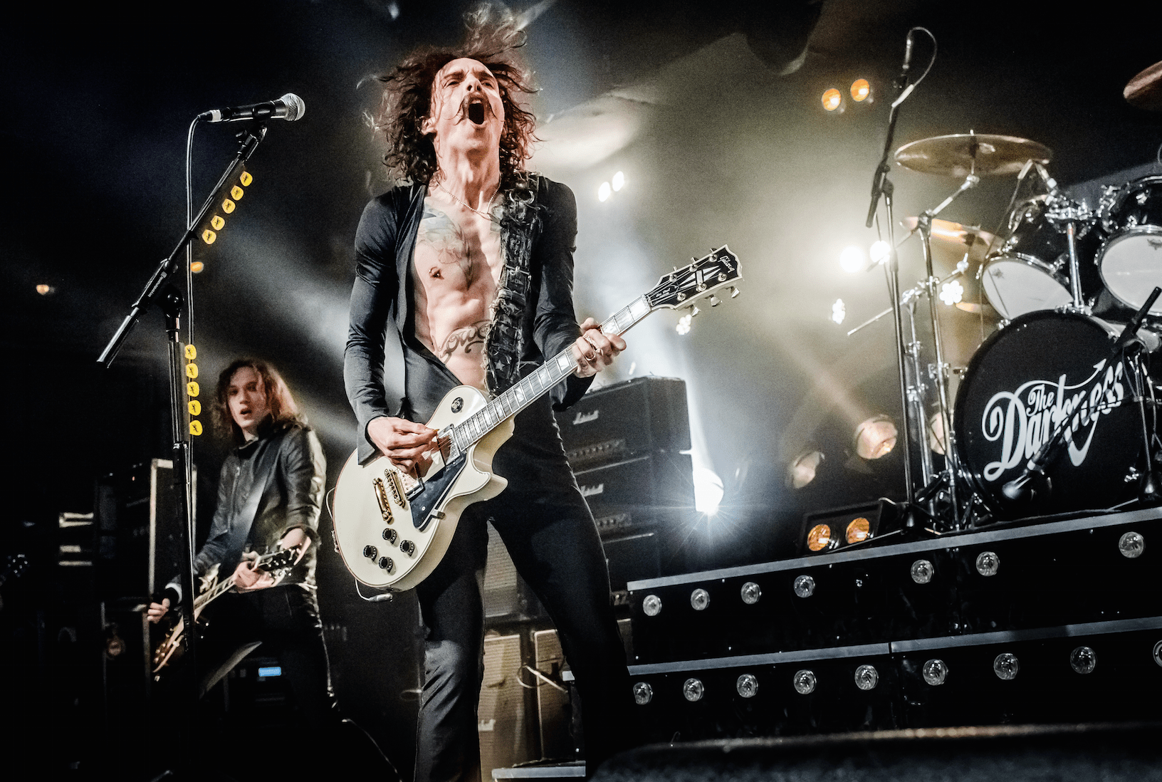 The Darkness live. Justin Hawkins, Dan Hawkins, Frankie Poullain